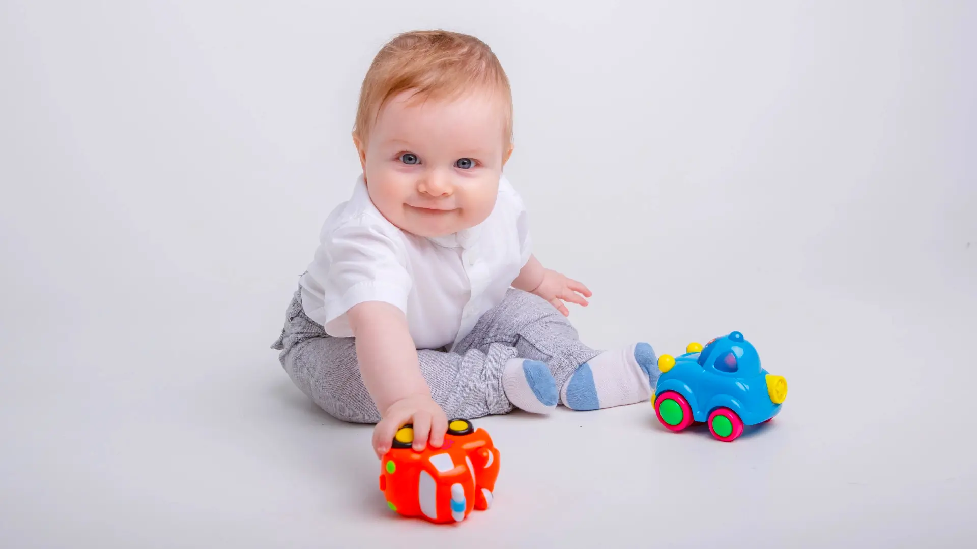 Bebê de 6 meses com seus brinquedos