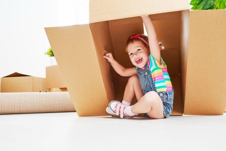 Como organizar brinquedos em caixas de papelão